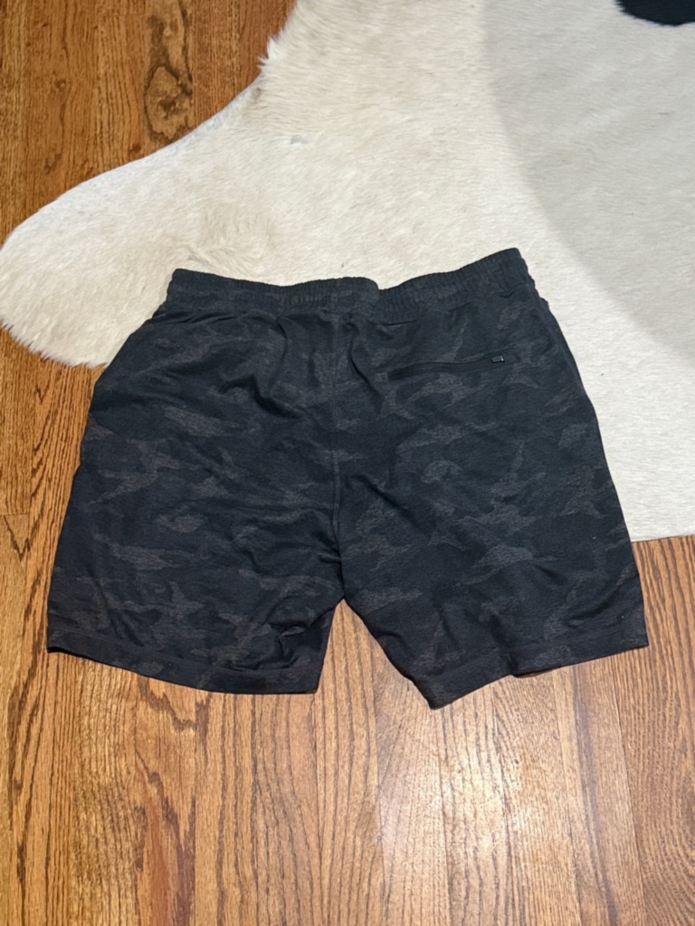 Vuori Men’s Shorts – Size L – Black Camo – Excellent Used Condition - Picture 5 of 6